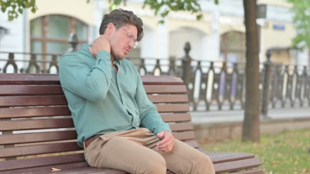 Homem com dor no pescoço enquanto sentado no banco — Vídeo de Stock
