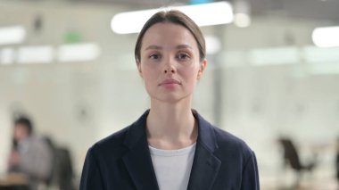 Ciddi Genç İş Kadını Portresi Kameraya Bakıyor