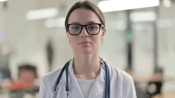 Portret van jonge vrouwelijke arts op zoek naar camera — Stockfoto