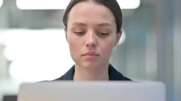 オフィスのノートパソコンで働く若いビジネスマンのクローズアップ — ストック写真