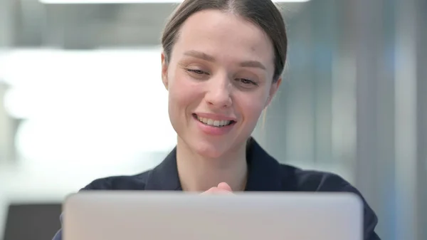 Közelkép a fiatal üzletasszony beszél videohívás a Laptop — Stock Fotó