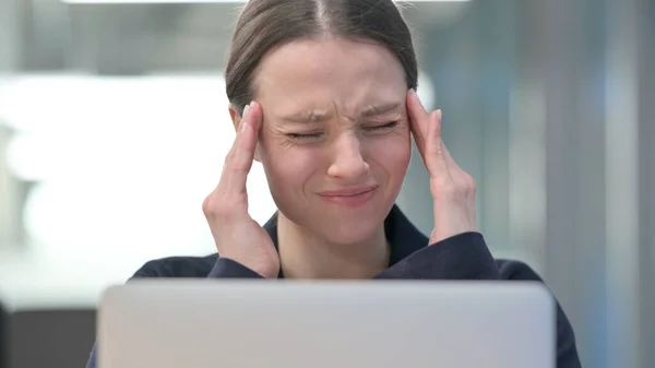 Primer plano de la joven empresaria con dolor de cabeza Trabajando en el ordenador portátil — Foto de Stock