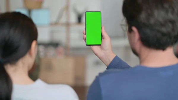 Pár Sledování Smartphone se zelenou obrazovkou — Stock fotografie