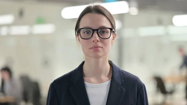 Portrait of Young Businesswoman Looking at Camera — Stock Photo, Image