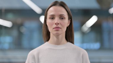 Kameraya Bakan Ciddi Kadın Portresi