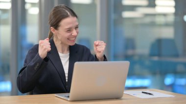 Başarılı Genç İş Kadını Dizüstü bilgisayardaki Sonuçlardan Heyecanlandı