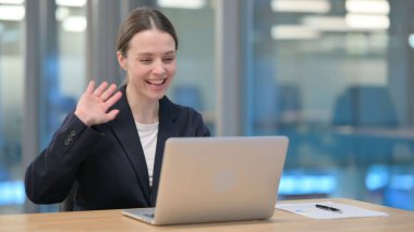 Genç İş Kadını Bilgisayarda Video Konuşuyor