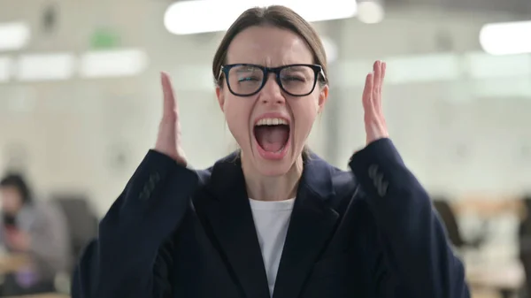 Portrait of Attractive Young Businesswoman Screaming, Shouting — Stock Photo, Image