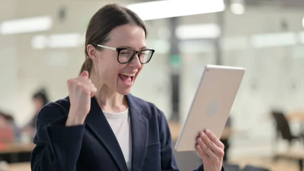 Retrato de la joven empresaria emocionada que tiene éxito en la tableta —  Fotos de Stock