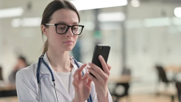 Portret van jonge vrouwelijke arts met behulp van Smartphone — Stockfoto