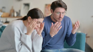 Kadın Evde Stresliyken Koca Tartışıyor 