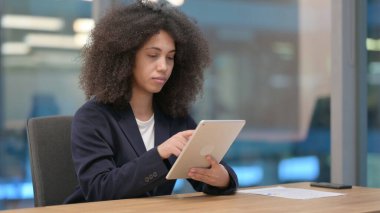 İş İçin Dijital Tablet Kullanan Afrikalı İş Kadını