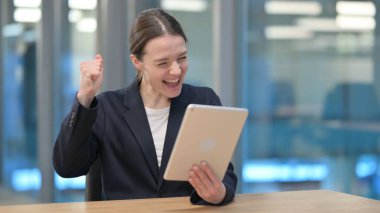 Başarılı Genç İş Kadını Tablette Kutlama Yapıyor