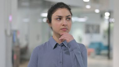 Yeni Bir Plan Düşünen Düşünceli Hintli Kadın Portresi