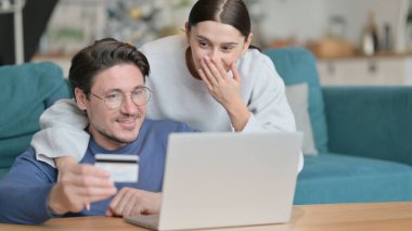 Mutlu Karışık Yarış Çifti Alışveriş İnternetten Ev Bilgisayarı 'nda 