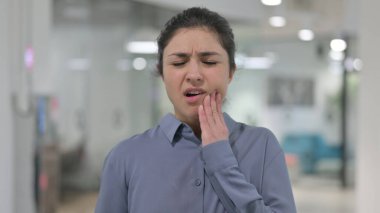 Diş ağrısı çeken genç Hintli kadın portresi.