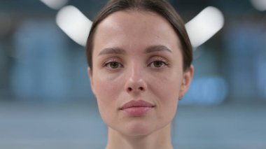 Kameraya bakan kadının yüzüne yaklaş.