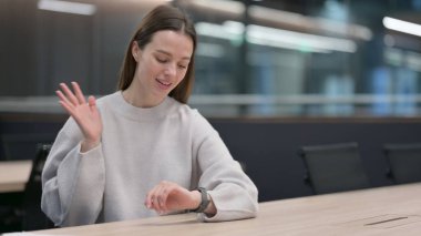 Akıllı Saatte Video Sohbeti yapan Güzel Kadın