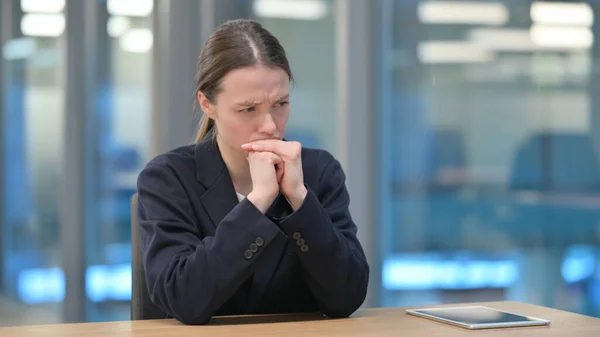 Genç İş Kadını Ofiste Otururken Endişeli