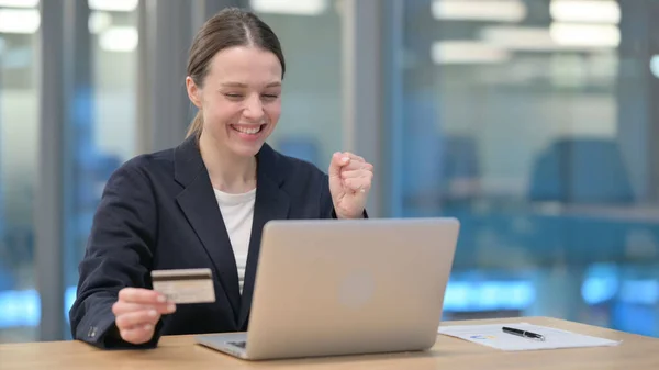 Successful Online Shopping on Laptop by Young Businesswoman — Stock Photo, Image