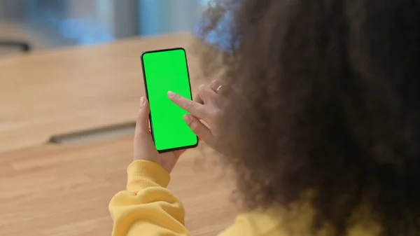Africká žena pomocí Smartphone se zelenou Chroma Key Screen — Stock fotografie