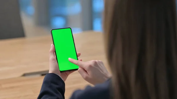 Businesswoman using Smartphone with Green Chroma Key Screen — Stock fotografie