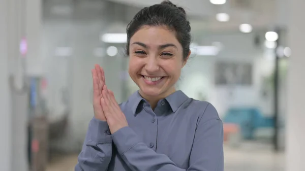 Portrait de femme indienne applaudissant, applaudissant — Photo