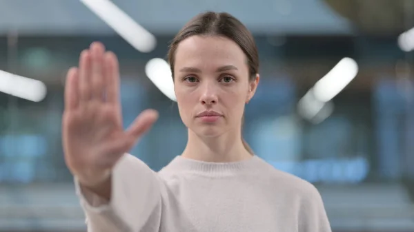 Portret van vrouw toont stoppen met tekenen met de hand — Stockfoto