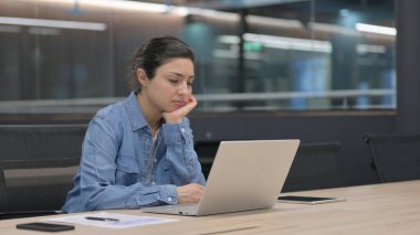 Ofiste çalışırken uyuyan yorgun Hintli kadın