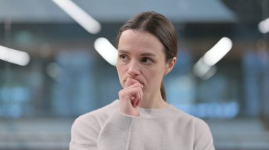 Yeni Bir Fikir Düşünen Düşünen Kadın Portresi