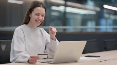 Kadın tarafından Dizüstü bilgisayarda başarılı çevrimiçi alışveriş