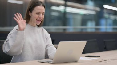 Laptop 'ta Konuşan Kadın