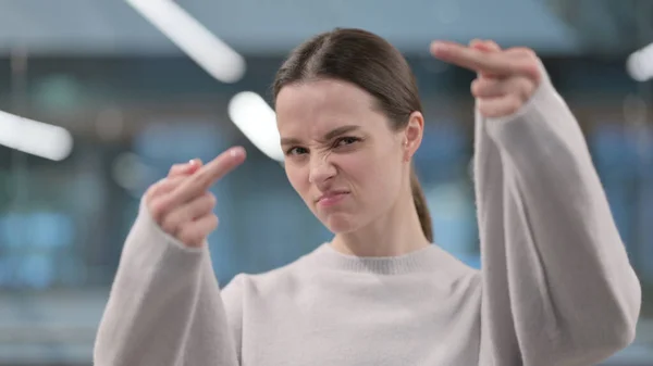 Портрет агресивної жінки з середнім пальцем — стокове фото