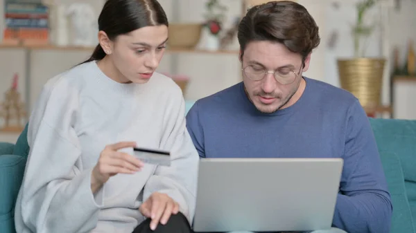 Happy Mixte Race Couple excité après avoir fait du shopping en ligne avec ordinateur portable à la maison — Photo