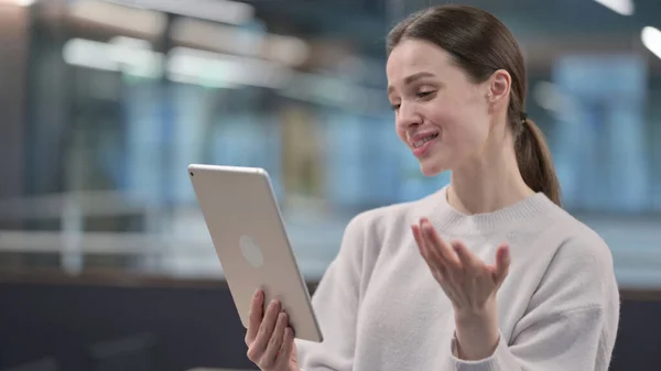 Жінка розмовляє під час відео чату на планшеті — стокове фото