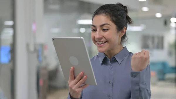 Tablette Kutlanan Başarılı Hintli Kadın Portresi