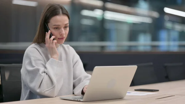 Phone Talk by Woman Discussing Work in Office — ストック写真