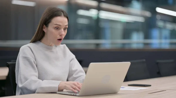 Vrouw die zich geschokt voelt tijdens het gebruik van laptop — Stockfoto