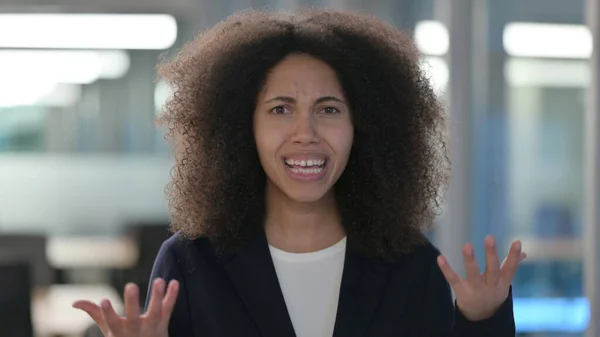Retrato de empresária africana irritada com chamada de vídeo — Fotografia de Stock
