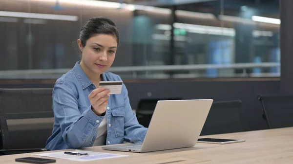 Successful Online Shopping Payment on Laptop by Indian Woman — Stock Photo, Image