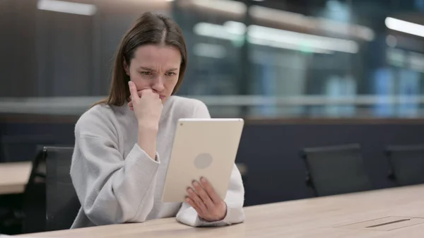 Розчарована жінка реагує на втрату планшета — стокове фото