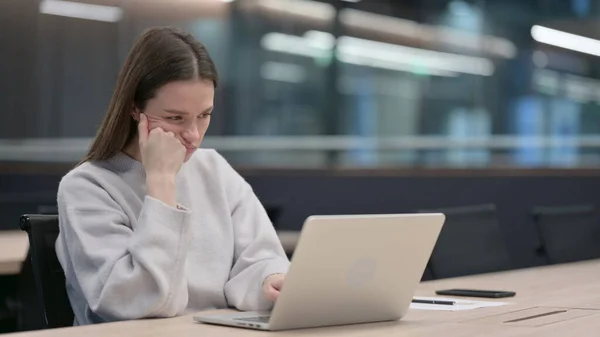 Красива жінка реагує на втрати під час використання ноутбука — стокове фото