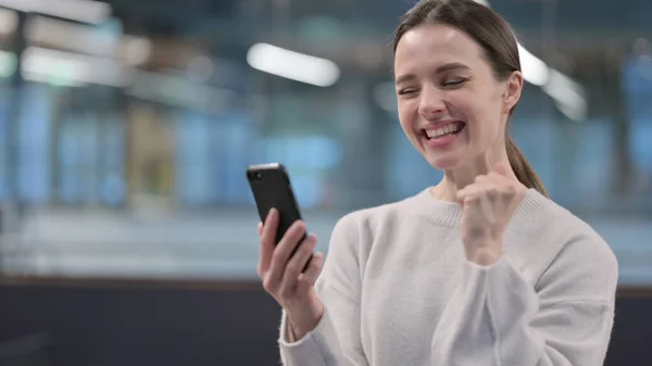 Retrato de mujer celebrando en Smartphone —  Fotos de Stock