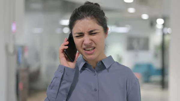 Ritratto di donna indiana arrabbiata che parla al telefono — Foto Stock