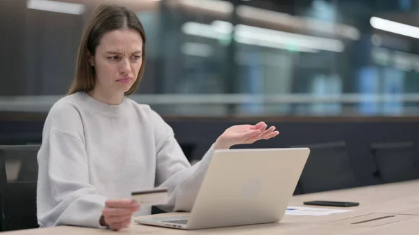 Online Shopping Betalning misslyckande på laptop av kvinna — Stockfoto