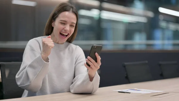 Mujer exitosa celebrando en Smartphone —  Fotos de Stock