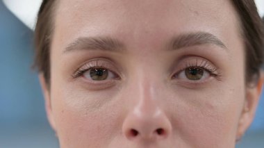 Güzel kadının yanıp sönen gözlerine yaklaş