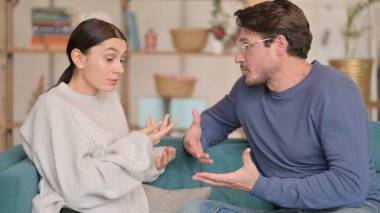 Genç Çift Evde Tartışıyor 