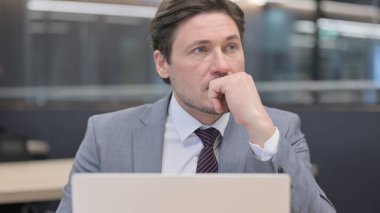 Bilgisayarla uğraşırken Orta Çağ İşadamı Düşünüyor 