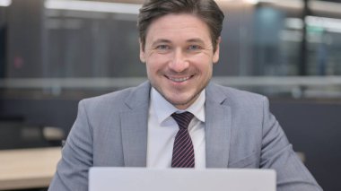 Bilgisayarlı Orta Çağ İşadamının Yakın Çekimi Kameraya Gülümsüyor